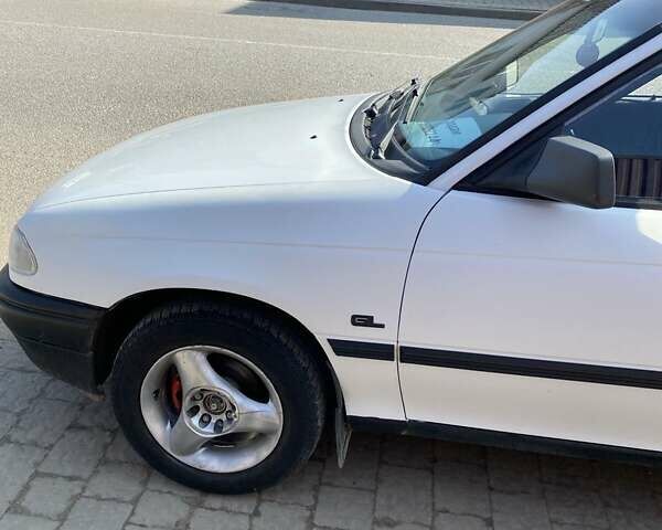 Белый Опель Астра, объемом двигателя 1.6 л и пробегом 295 тыс. км за 1300 $, фото 2 на Automoto.ua