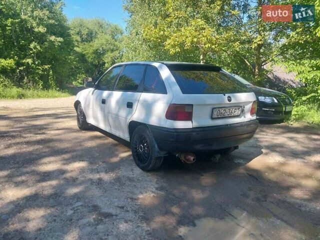 Белый Опель Астра, объемом двигателя 1.6 л и пробегом 295 тыс. км за 1600 $, фото 5 на Automoto.ua
