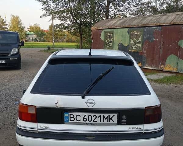 Белый Опель Астра, объемом двигателя 1.4 л и пробегом 400 тыс. км за 1750 $, фото 3 на Automoto.ua