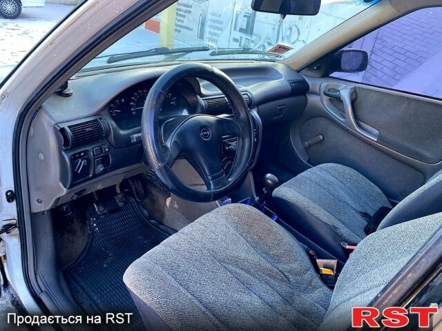 Белый Опель Астра, объемом двигателя 1.6 л и пробегом 250 тыс. км за 1500 $, фото 8 на Automoto.ua