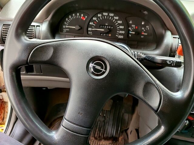 Белый Опель Астра, объемом двигателя 1.4 л и пробегом 312 тыс. км за 1100 $, фото 3 на Automoto.ua