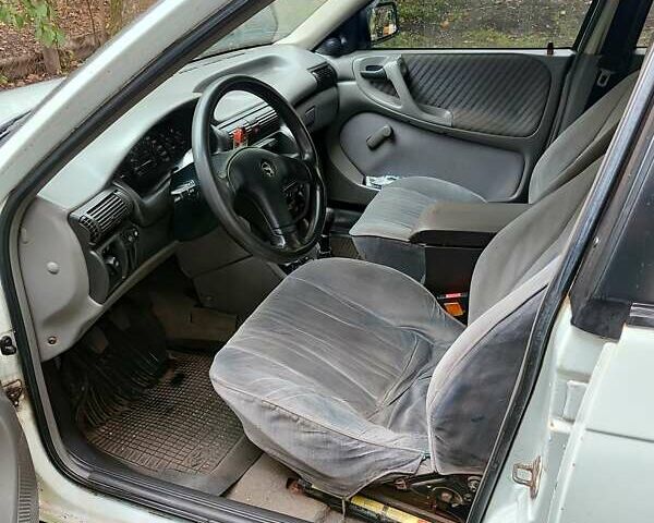 Белый Опель Астра, объемом двигателя 1.4 л и пробегом 312 тыс. км за 1100 $, фото 17 на Automoto.ua