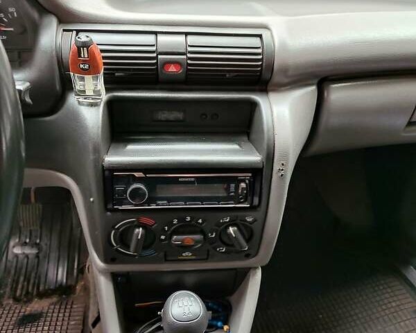 Белый Опель Астра, объемом двигателя 1.4 л и пробегом 312 тыс. км за 1100 $, фото 18 на Automoto.ua