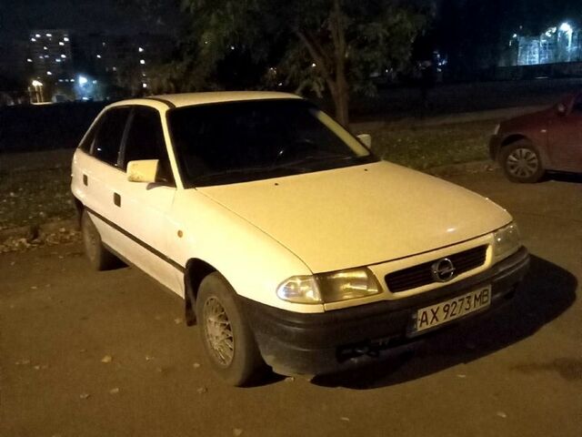 Белый Опель Астра, объемом двигателя 1.4 л и пробегом 350 тыс. км за 2132 $, фото 2 на Automoto.ua