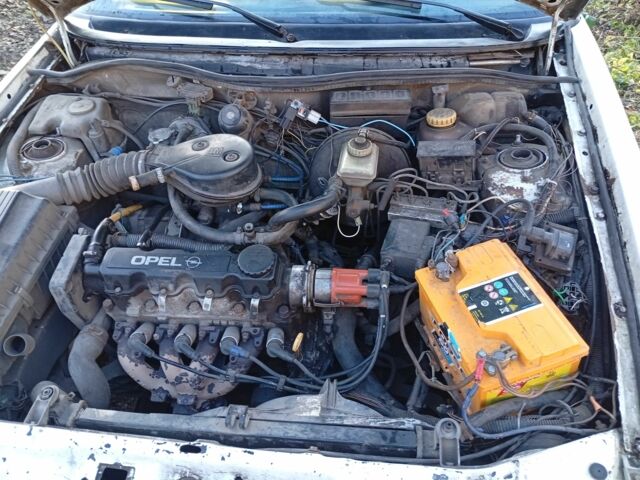 Белый Опель Астра, объемом двигателя 1.4 л и пробегом 1000 тыс. км за 1101 $, фото 5 на Automoto.ua