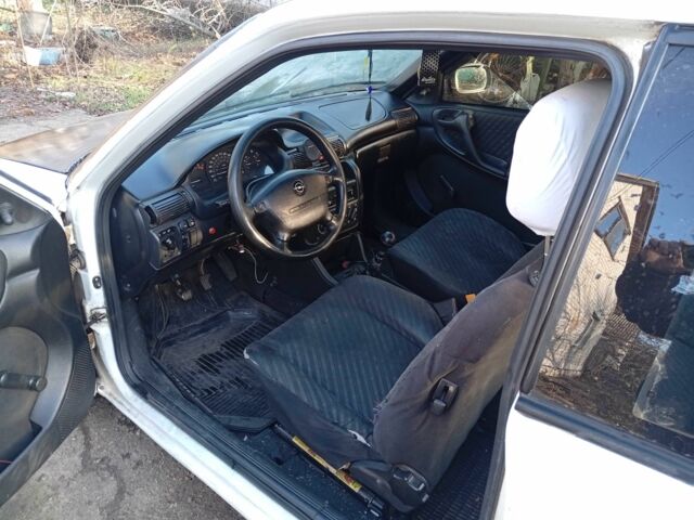 Белый Опель Астра, объемом двигателя 1.4 л и пробегом 1000 тыс. км за 1101 $, фото 4 на Automoto.ua