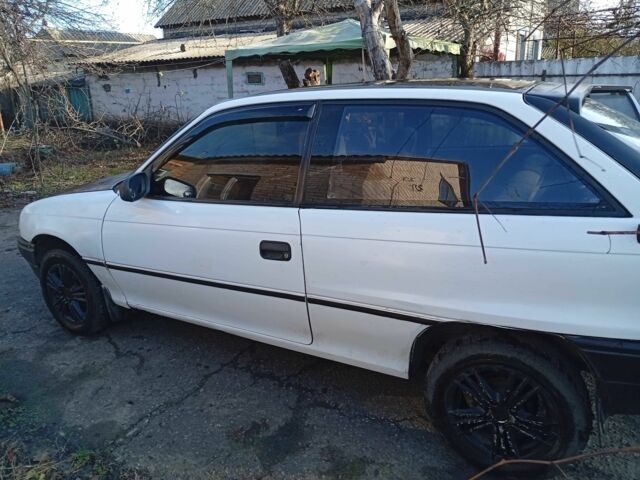 Белый Опель Астра, объемом двигателя 1.4 л и пробегом 1000 тыс. км за 1101 $, фото 2 на Automoto.ua