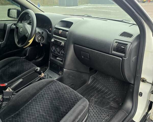 Белый Опель Астра, объемом двигателя 1.2 л и пробегом 263 тыс. км за 2999 $, фото 10 на Automoto.ua