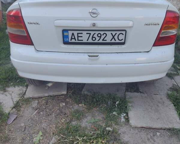 Белый Опель Астра, объемом двигателя 1.2 л и пробегом 400 тыс. км за 3300 $, фото 4 на Automoto.ua