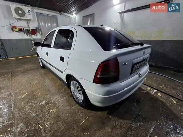 Белый Опель Астра, объемом двигателя 1.6 л и пробегом 256 тыс. км за 2500 $, фото 1 на Automoto.ua