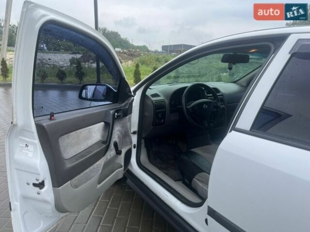 Белый Опель Астра, объемом двигателя 1.6 л и пробегом 285 тыс. км за 2300 $, фото 3 на Automoto.ua