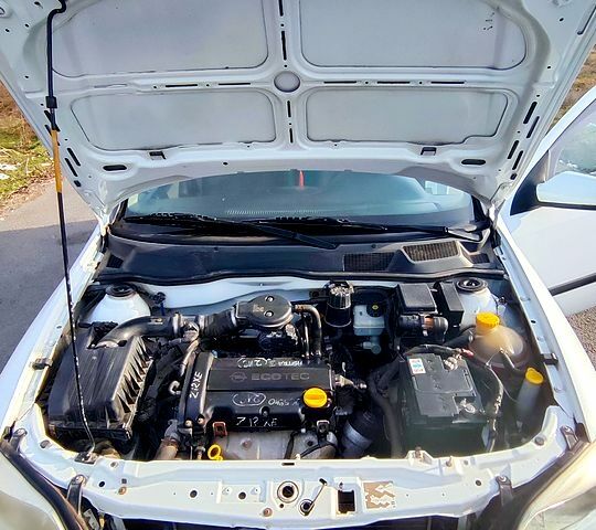 Белый Опель Астра, объемом двигателя 1.2 л и пробегом 200 тыс. км за 3300 $, фото 7 на Automoto.ua