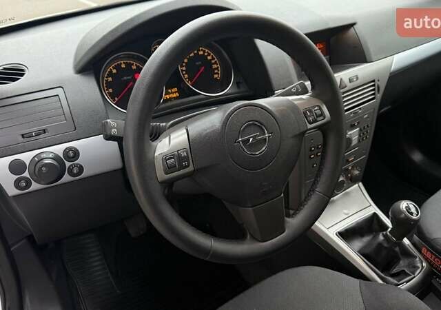Белый Опель Астра, объемом двигателя 1.6 л и пробегом 238 тыс. км за 5550 $, фото 27 на Automoto.ua