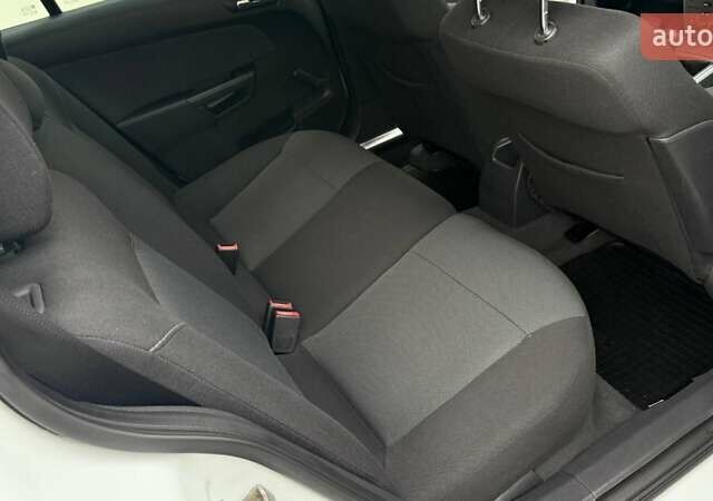 Белый Опель Астра, объемом двигателя 1.6 л и пробегом 238 тыс. км за 5550 $, фото 33 на Automoto.ua