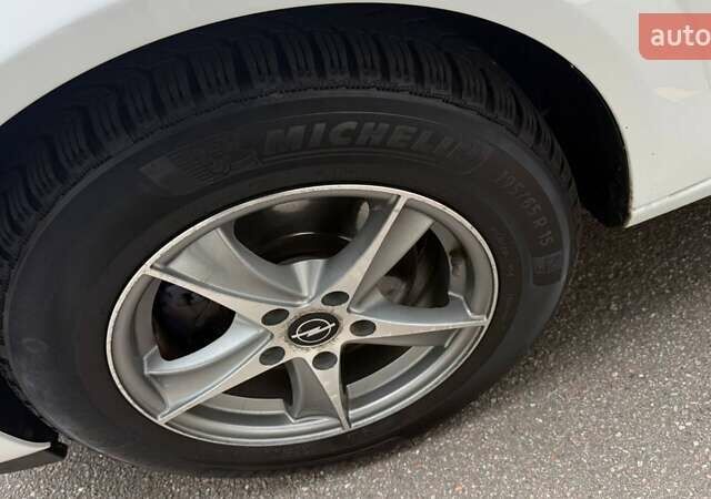 Белый Опель Астра, объемом двигателя 1.6 л и пробегом 238 тыс. км за 5550 $, фото 11 на Automoto.ua