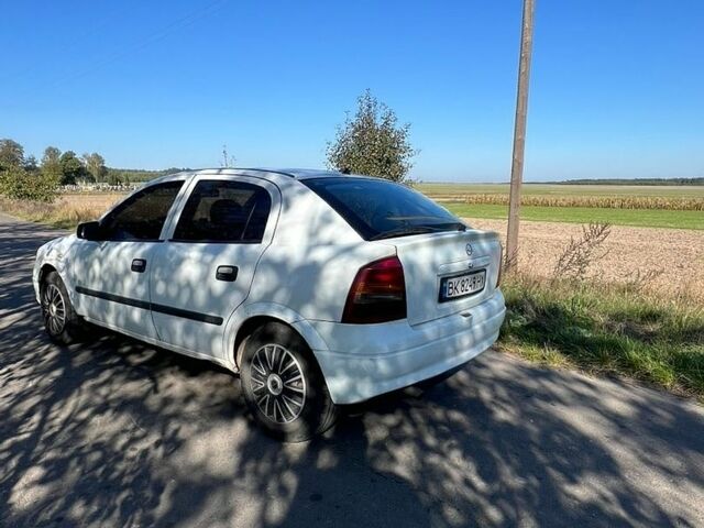 Белый Опель Астра, объемом двигателя 1.69 л и пробегом 230 тыс. км за 2600 $, фото 4 на Automoto.ua
