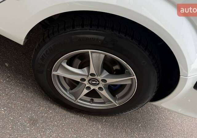 Белый Опель Астра, объемом двигателя 1.6 л и пробегом 238 тыс. км за 5550 $, фото 34 на Automoto.ua