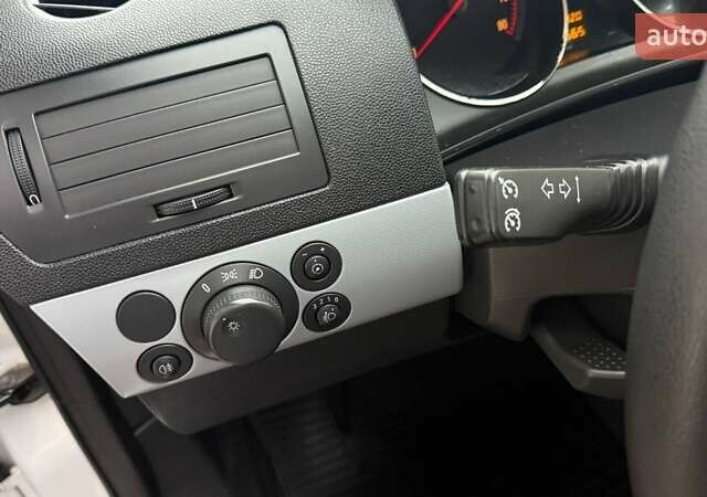 Белый Опель Астра, объемом двигателя 1.6 л и пробегом 238 тыс. км за 5550 $, фото 21 на Automoto.ua