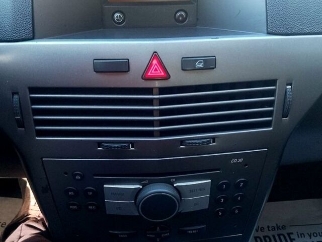 Белый Опель Астра, объемом двигателя 1.7 л и пробегом 261 тыс. км за 3300 $, фото 2 на Automoto.ua