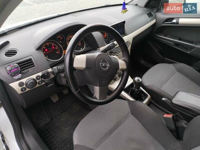 Белый Опель Астра, объемом двигателя 1.7 л и пробегом 281 тыс. км за 4200 $, фото 5 на Automoto.ua