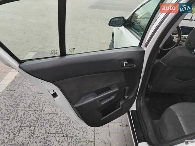 Белый Опель Астра, объемом двигателя 1.7 л и пробегом 281 тыс. км за 4200 $, фото 7 на Automoto.ua