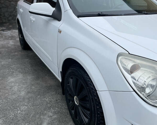 Белый Опель Астра, объемом двигателя 1.69 л и пробегом 282 тыс. км за 4950 $, фото 4 на Automoto.ua