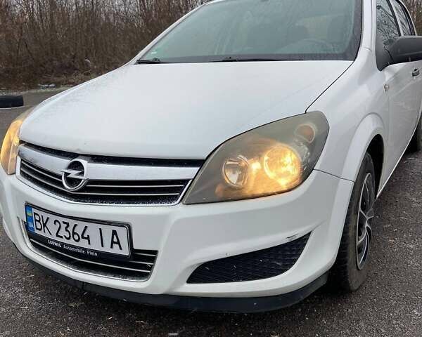 Белый Опель Астра, объемом двигателя 1.36 л и пробегом 215 тыс. км за 4650 $, фото 1 на Automoto.ua