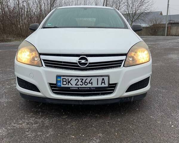 Белый Опель Астра, объемом двигателя 1.36 л и пробегом 215 тыс. км за 4650 $, фото 3 на Automoto.ua