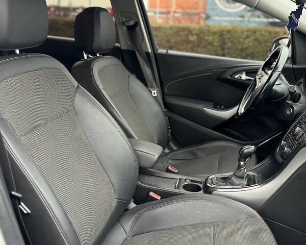 Белый Опель Астра, объемом двигателя 1.7 л и пробегом 250 тыс. км за 6500 $, фото 12 на Automoto.ua