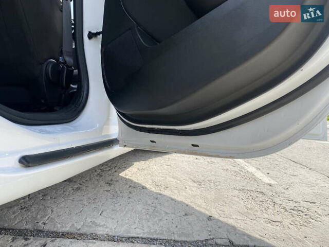 Белый Опель Астра, объемом двигателя 1.69 л и пробегом 285 тыс. км за 6300 $, фото 4 на Automoto.ua