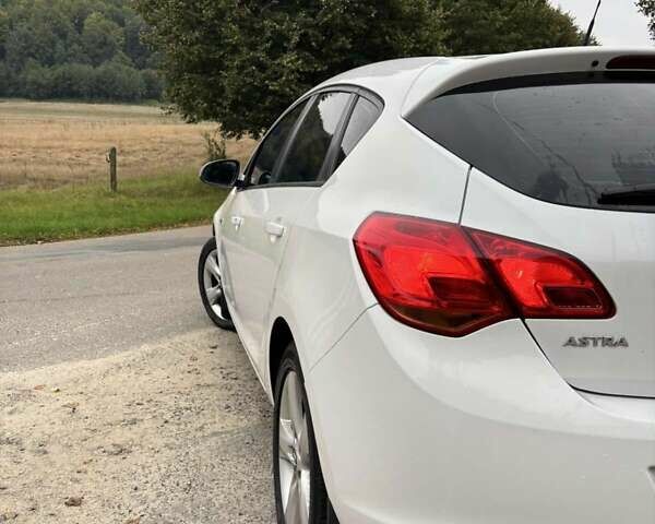 Опель Астра 2010 в Жовкве на Automoto.ua Белый Опель Астра, объемом двигателя 1.7 л и пробегом 180 тыс. км за 6800 $, фото 10 на Automoto.ua