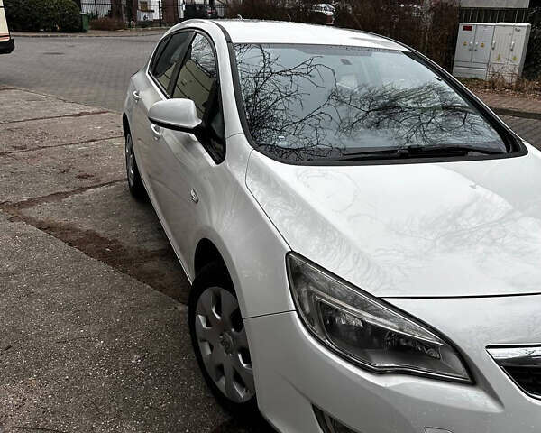 Белый Опель Астра, объемом двигателя 1.69 л и пробегом 330 тыс. км за 5800 $, фото 3 на Automoto.ua