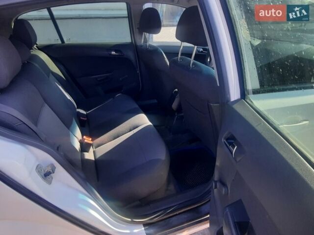 Белый Опель Астра, объемом двигателя 1.6 л и пробегом 170 тыс. км за 5500 $, фото 4 на Automoto.ua