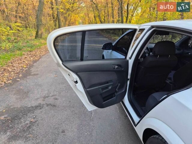 Белый Опель Астра, объемом двигателя 1.6 л и пробегом 168 тыс. км за 5999 $, фото 18 на Automoto.ua