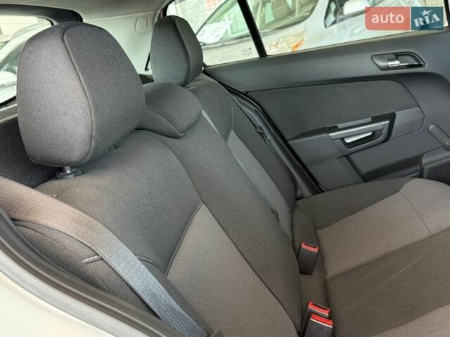 Белый Опель Астра, объемом двигателя 1.6 л и пробегом 80 тыс. км за 7200 $, фото 21 на Automoto.ua