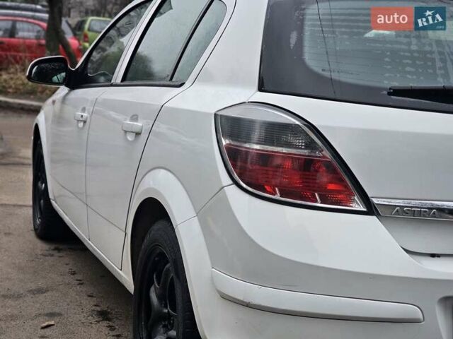 Белый Опель Астра, объемом двигателя 1.6 л и пробегом 242 тыс. км за 3750 $, фото 4 на Automoto.ua