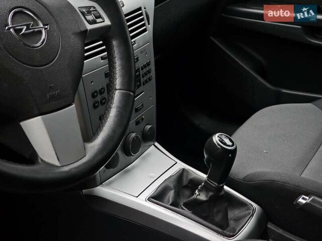 Белый Опель Астра, объемом двигателя 1.6 л и пробегом 242 тыс. км за 3750 $, фото 17 на Automoto.ua