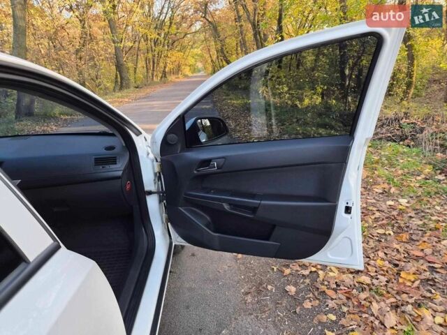 Белый Опель Астра, объемом двигателя 1.6 л и пробегом 168 тыс. км за 5999 $, фото 19 на Automoto.ua