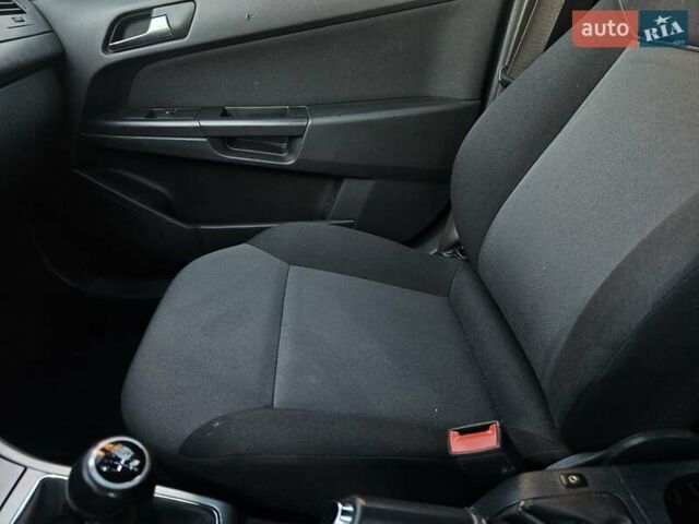 Белый Опель Астра, объемом двигателя 1.6 л и пробегом 240 тыс. км за 3900 $, фото 13 на Automoto.ua