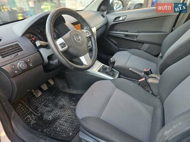 Белый Опель Астра, объемом двигателя 1.6 л и пробегом 240 тыс. км за 3900 $, фото 12 на Automoto.ua