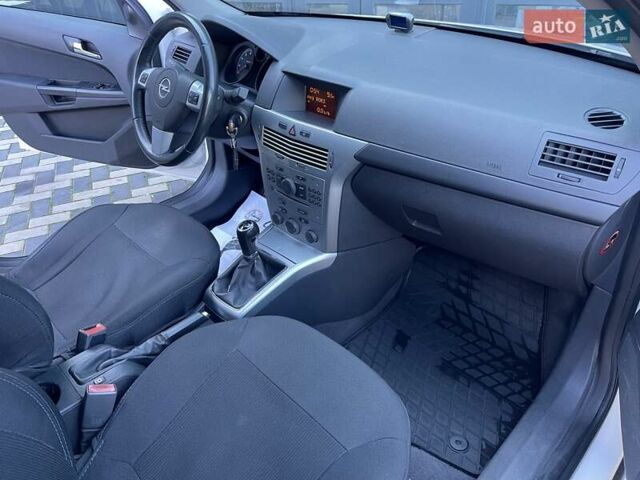 Белый Опель Астра, объемом двигателя 1.6 л и пробегом 182 тыс. км за 6400 $, фото 23 на Automoto.ua