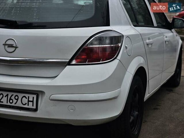 Белый Опель Астра, объемом двигателя 1.6 л и пробегом 242 тыс. км за 3750 $, фото 1 на Automoto.ua