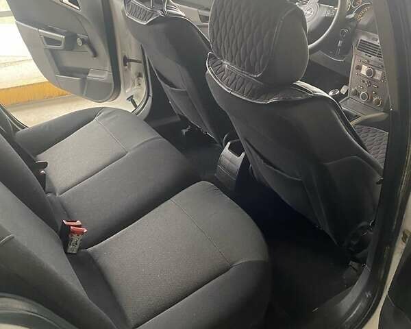 Белый Опель Астра, объемом двигателя 1.7 л и пробегом 330 тыс. км за 3850 $, фото 6 на Automoto.ua