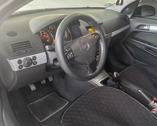 Белый Опель Астра, объемом двигателя 1.7 л и пробегом 330 тыс. км за 3850 $, фото 3 на Automoto.ua