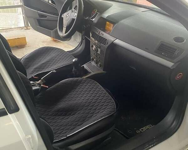 Белый Опель Астра, объемом двигателя 1.7 л и пробегом 330 тыс. км за 3850 $, фото 4 на Automoto.ua