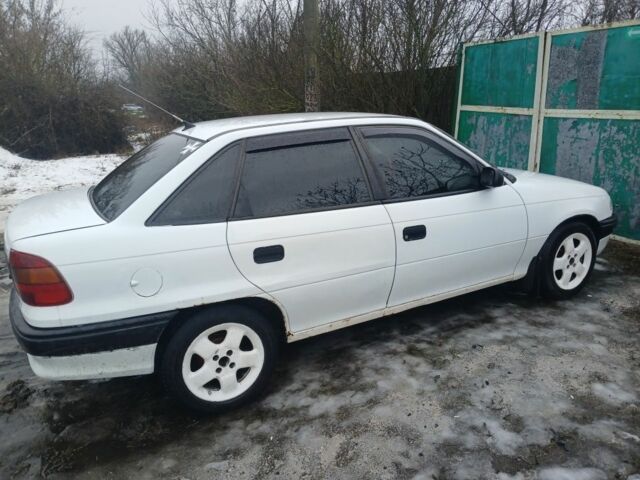 Білий Опель Астра, об'ємом двигуна 1.6 л та пробігом 300 тис. км за 2096 $, фото 1 на Automoto.ua