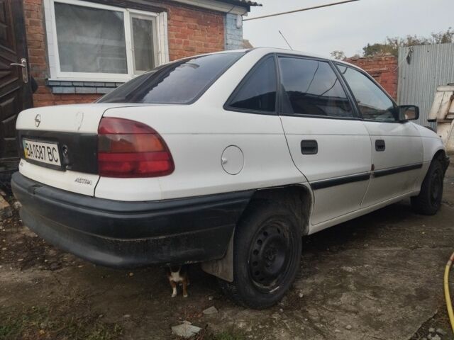 Белый Опель Астра, объемом двигателя 1.4 л и пробегом 250 тыс. км за 1400 $, фото 3 на Automoto.ua