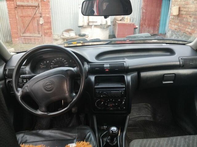 Белый Опель Астра, объемом двигателя 1.4 л и пробегом 250 тыс. км за 1400 $, фото 4 на Automoto.ua