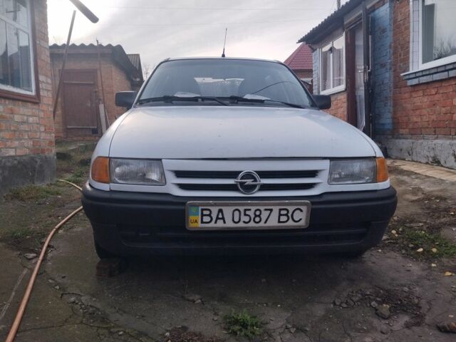 Белый Опель Астра, объемом двигателя 1.4 л и пробегом 250 тыс. км за 1400 $, фото 1 на Automoto.ua