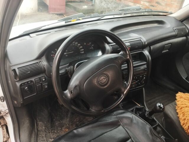 Белый Опель Астра, объемом двигателя 1.4 л и пробегом 250 тыс. км за 1400 $, фото 5 на Automoto.ua